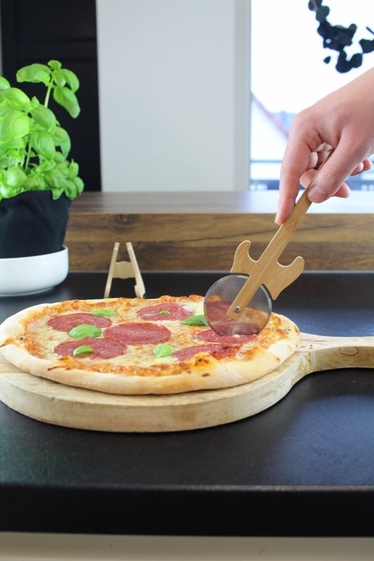 Gitarren Pizzaschneider mit Ständer - Geschenkebuddy