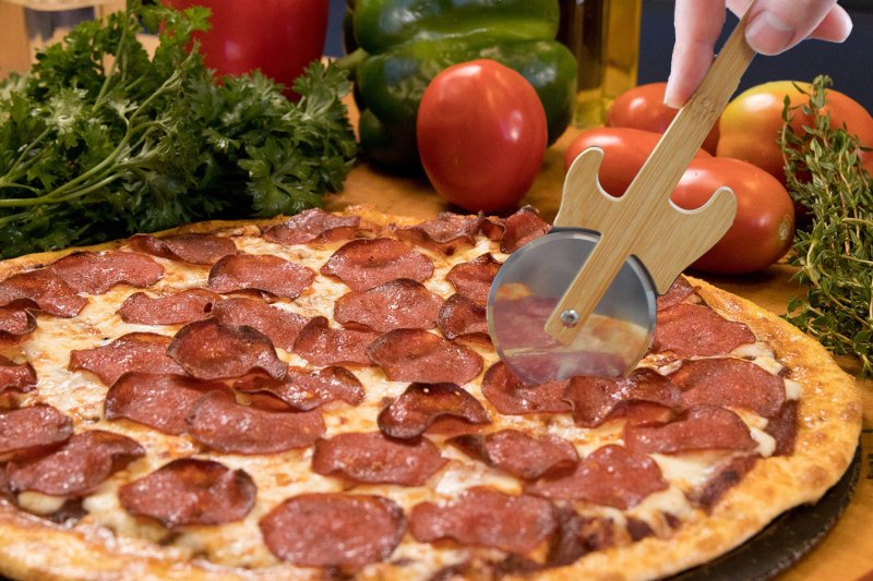 Gitarren Pizzaschneider mit Ständer - Geschenkebuddy