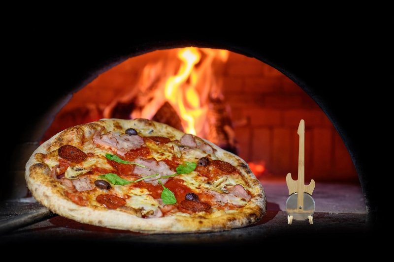 Gitarren Pizzaschneider mit Ständer - Geschenkebuddy