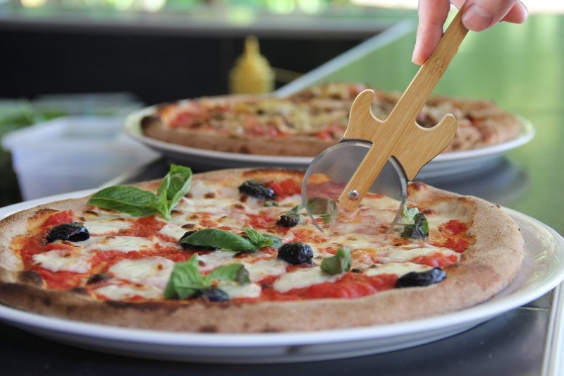Gitarren Pizzaschneider mit Ständer - Geschenkebuddy