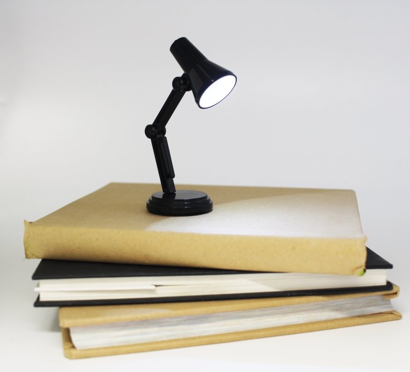Mini LED Steh und Bücherlampe | Mini Reading Lamp 🪔 - Geschenkebuddy