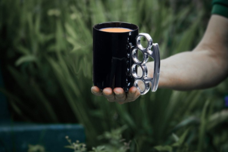 Schlagring Kaffeebecher | Knuckleduster Mug - Geschenkebuddy