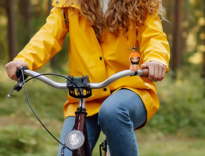Winkee - Fahrrad Kätzchen | Maskottchen mit Helm und Propeller - Geschenkebuddy