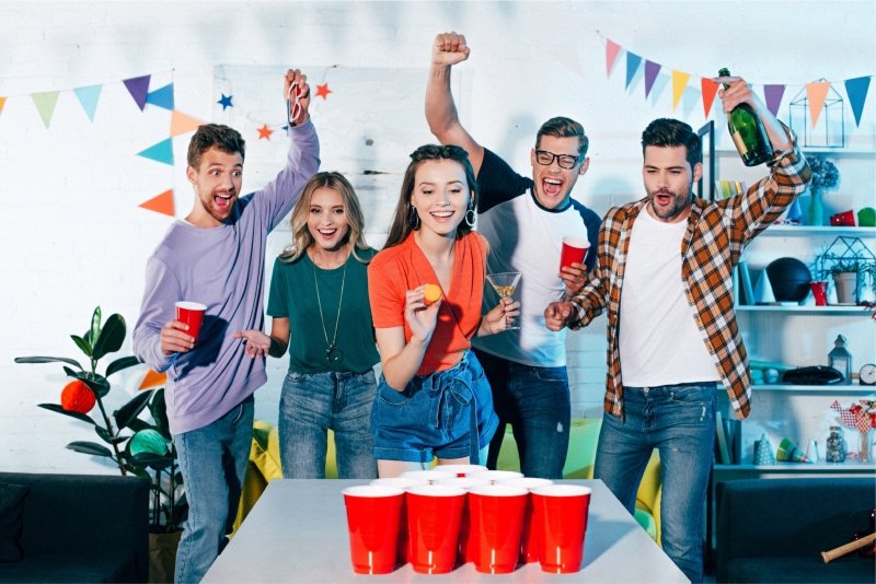 Beer Pong Spiel mit 20 Bechern und 10 Bällen 🏓 - Geschenkebuddy