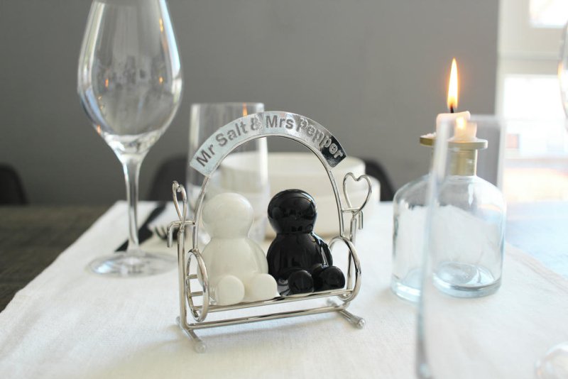 Winkee - Mr. Salt & Mrs. Pepper | Gewürzstreuer Brautpaar auf Hollywoodschaukel - Geschenkebuddy