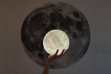 Mond Nachtlicht mit Farbwechsel, Dimmer, Schlummerfunktion | Inkl. Akku + Fernbedienung